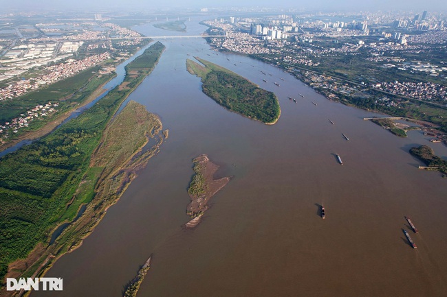 Những bãi bồi sông Hồng hoang sơ vắng dấu chân người ở Hà Nội - Ảnh 1.