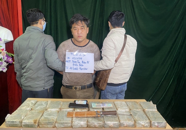Lào Cai: Bắt giữ 3 đối tượng vận chuyển 40 bánh heroin bằng xe ô tô tải - Ảnh 1.