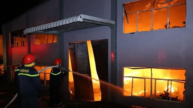 Đồng Nai: Cháy lớn trong đêm tại Khu công nghiệp Suối Tre - Ảnh 1.