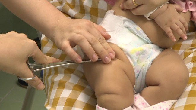 18 trẻ sơ sinh huyện Quốc Oai bị tiêm nhầm vaccine ngừa COVID-19 - Ảnh 1.