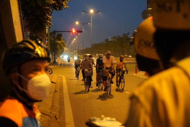 TP.HCM: Nhiều người đạp xe thể dục vi phạm luật giao thông bị xử phạt - Ảnh 1.
