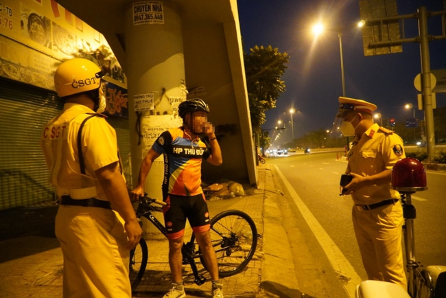 TP.HCM: Nhiều người đạp xe thể dục vi phạm luật giao thông bị xử phạt - Ảnh 3.
