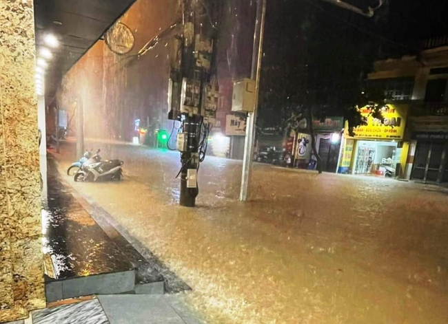 100 ngôi nhà ở Yên Bái bị ngập do mưa lớn - Ảnh 1.
