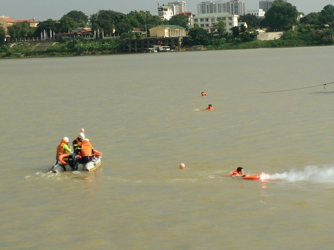 Hà Nội: Công an thành phố diễn tập phương án phòng cháy, chữa cháy và cứu nạn, cứu hộ trên sông Hồng - Ảnh 2.