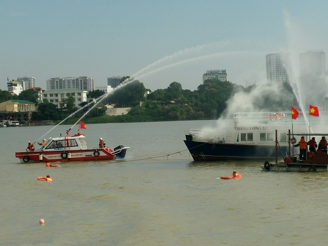 Hà Nội: Công an thành phố diễn tập phương án phòng cháy, chữa cháy và cứu nạn, cứu hộ trên sông Hồng - Ảnh 3.