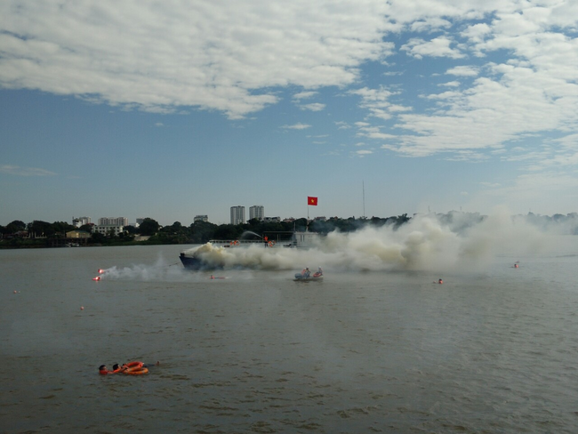 Hà Nội: Công an thành phố diễn tập phương án phòng cháy, chữa cháy và cứu nạn, cứu hộ trên sông Hồng - Ảnh 1.