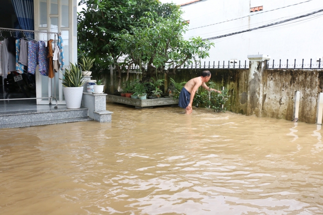Mưa lũ làm nhiều vùng ngoại ô TP Nha Trang ngập sâu - Ảnh 8.