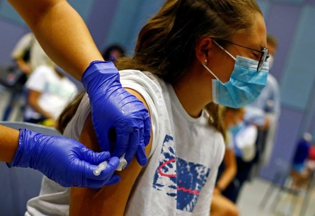 CDC Mỹ cho phép tiêm mũi tăng cường vaccine của Pfizer thanh thiếu niên - Ảnh 1.