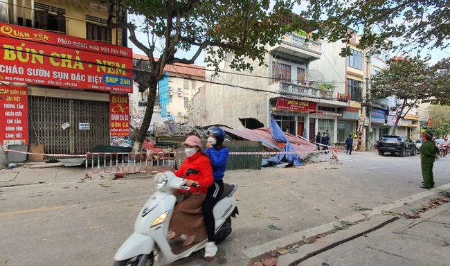 Căn nhà 2 tầng ở Lào Cai bất ngờ sụp đổ hoàn toàn - Ảnh 1.
