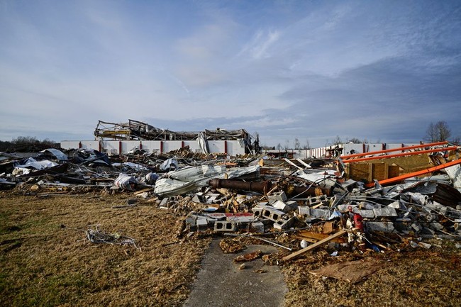 Mỹ: Hơn 100 người vẫn đang mất tích sau thảm hoạ lốc xoáy tại bang Kentucky - Ảnh 1.