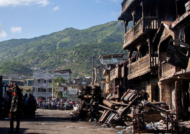 Số người chết do nổ xe chứa nhiên liệu ở Haiti tăng lên 75 - Ảnh 1.