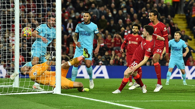 Kết quả bóng đá Liverpool 3-1 Newcastle: Liverpool bám sát Man City - Ảnh 1.