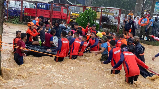 Philippines: 1 người chết, hàng trăm ngàn người sơ tán khi siêu bão Rai đổ bộ - Ảnh 2.