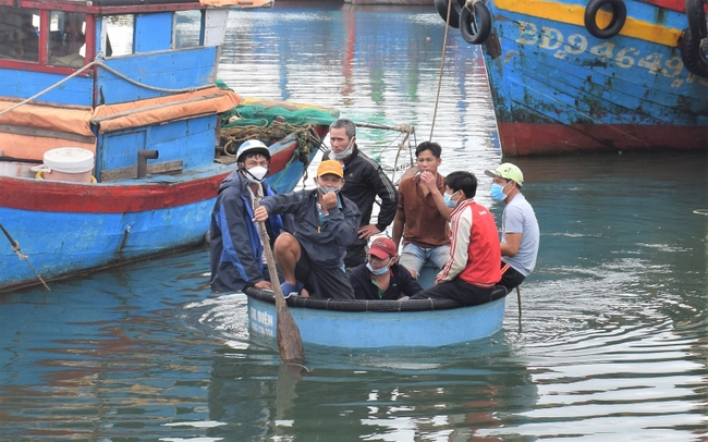 Các tỉnh miền Trung nghiêm cấm tàu thuyền ra khơi, chủ động phòng tránh bão RAI - Ảnh 4.