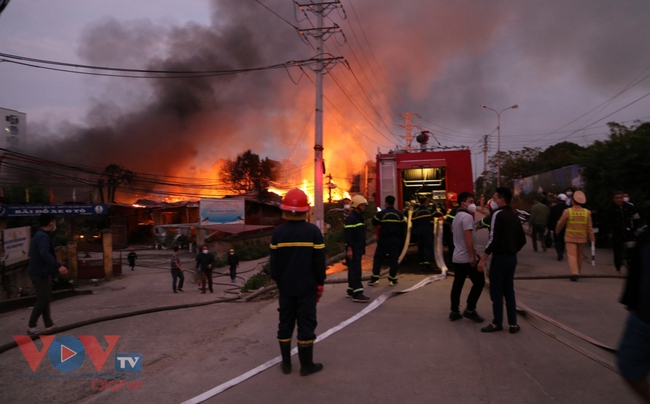 Cháy lớn thiêu rụi bãi xe của Cty vận tải thủy bộ Bắc Giang - Ảnh 1.