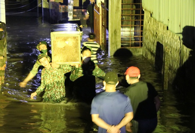 Ảnh hưởng bão số 9 tại Nam Trung Bộ: Nhiều khu dân cư ngập sâu, cuốn trôi lồng bè nuôi tôm hùm - Ảnh 3.