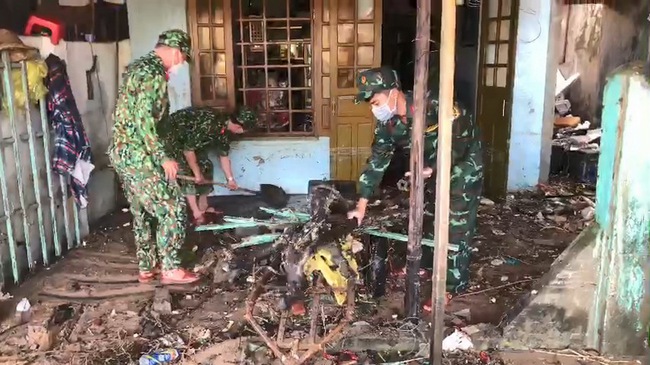 Ảnh hưởng bão số 9 tại Nam Trung Bộ: Nhiều khu dân cư ngập sâu, cuốn trôi lồng bè nuôi tôm hùm - Ảnh 6.