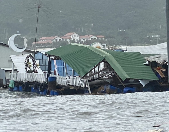 Ảnh hưởng bão số 9 tại Nam Trung Bộ: Nhiều khu dân cư ngập sâu, cuốn trôi lồng bè nuôi tôm hùm - Ảnh 2.