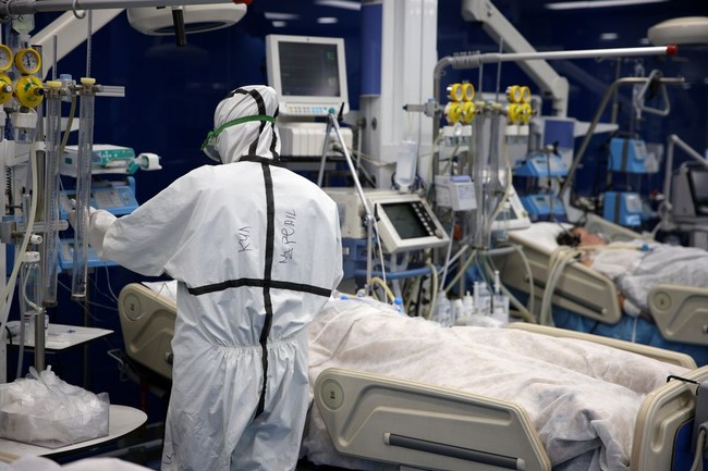 Hiệp hội bệnh viện Đức cảnh báo tình trạng quá tải do biến thể Omicron - Ảnh 1.