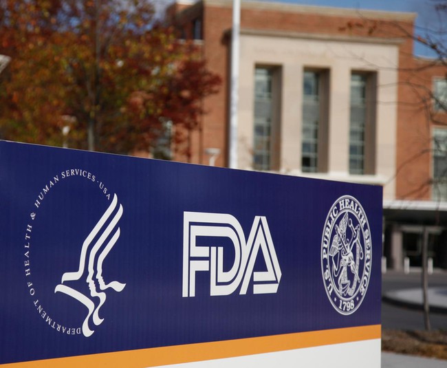 FDA dự kiến cấp phép cho hai loại thuốc viên điều trị Covid - Ảnh 1.