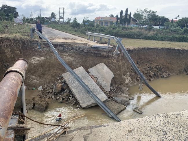 Đắk Lắk: Cầu sập 1 tháng chưa sửa, hàng nghìn hộ dân đi lại khó khăn - Ảnh 1.