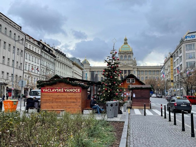 Ảm đạm các chợ Giáng sinh ở Praha - Ảnh 2.