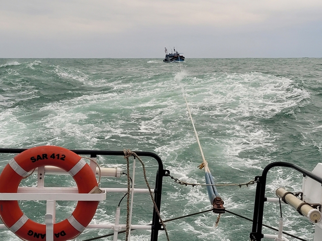 Đà Nẵng: Cứu nạn 11 thuyền viên trên tàu cá bị thả trôi trên biển - Ảnh 1.