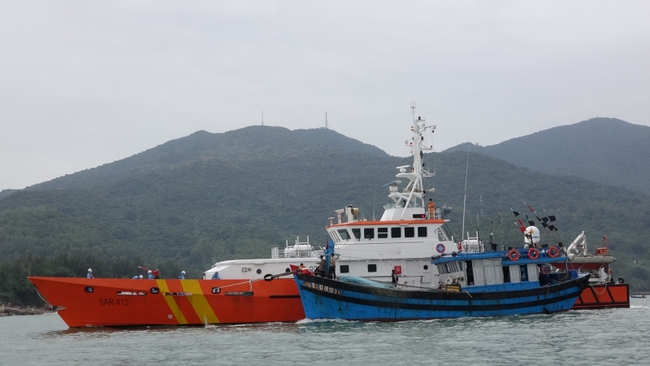 Đà Nẵng: Cứu nạn 11 thuyền viên trên tàu cá bị thả trôi trên biển - Ảnh 2.