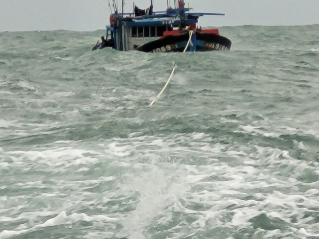 Đà Nẵng: Cứu nạn 11 thuyền viên trên tàu cá bị thả trôi trên biển - Ảnh 3.