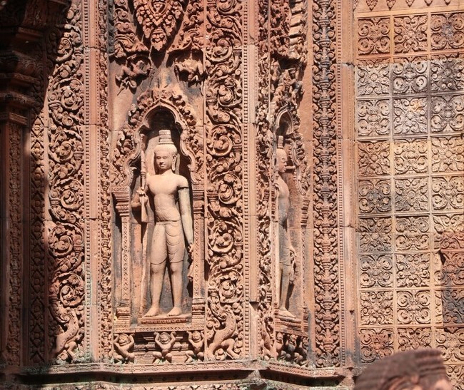 Banteay Srei - Ngôi đền của những 'nữ chiến binh' - Ảnh 7.