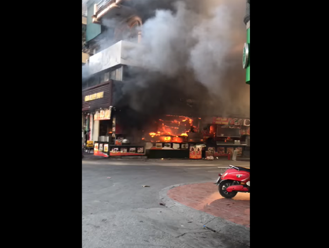 Quảng Ninh: Một cửa tiệm bánh ngọt bất ngờ bốc cháy dữ dội - Ảnh 1.