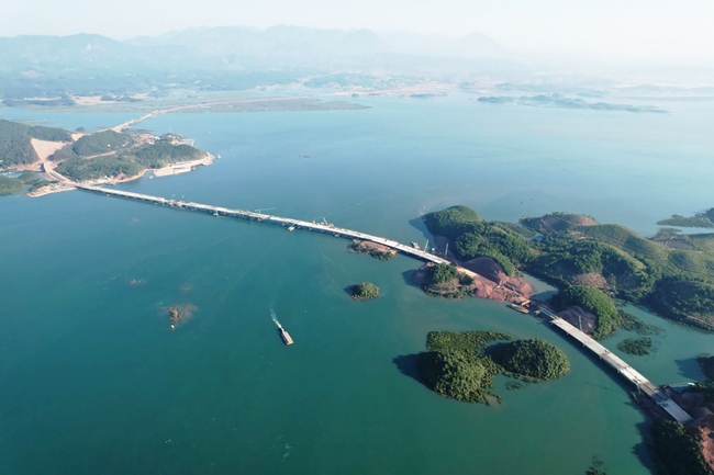 Quảng Ninh hợp long cầu dài nhất trên cao tốc Vân Đồn – Móng Cái - Ảnh 2.