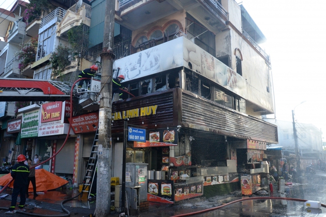 Quảng Ninh: Một cửa tiệm bánh ngọt bất ngờ bốc cháy dữ dội - Ảnh 2.