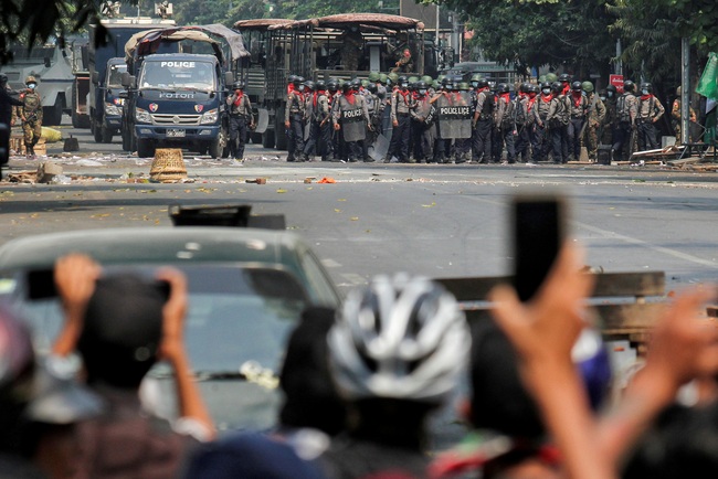 Myanmar: 5 người chết sau khi ô tô quân sự lao vào đoàn biểu tình - Ảnh 1.