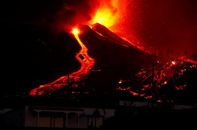 Núi lửa Cumbre Vieja phun trào ở Tây Ban Nha gây thiệt hại hơn 900 triệu USD - Ảnh 1.