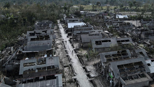 Phun trào núi lửa ở Indonesia: Ám ảnh những ngôi làng bị chôn vùi dưới lớp tro nóng - Ảnh 9.