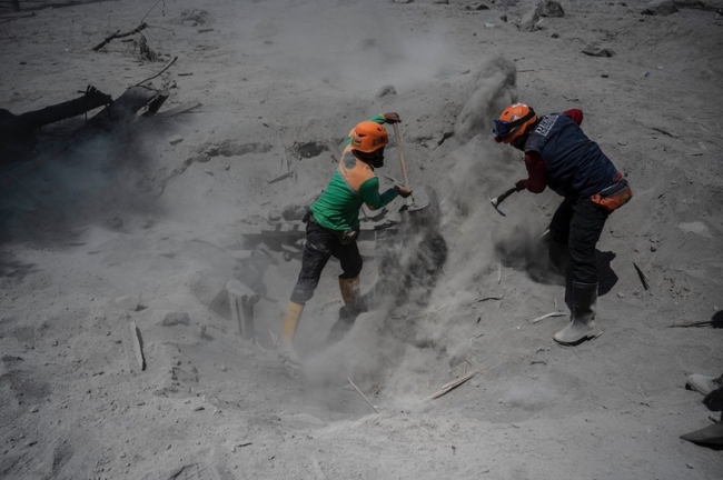 Phun trào núi lửa ở Indonesia: Ám ảnh những ngôi làng bị chôn vùi dưới lớp tro nóng - Ảnh 10.