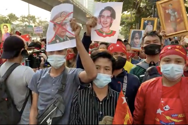Biểu tình lớn ủng hộ bà Aung San Suu Kyi tại Bangkok, Thái Lan - Ảnh 1.
