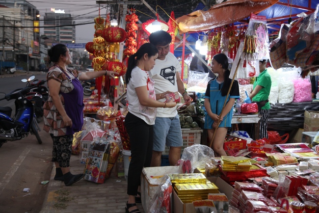Cuối năm, đi chợ Tết Việt tại Lào - Ảnh 7.