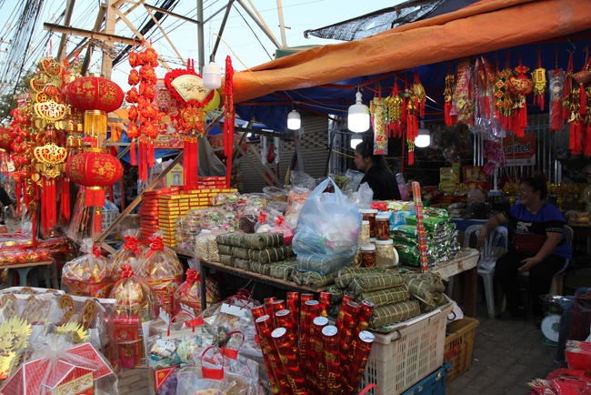 Cuối năm, đi chợ Tết Việt tại Lào - Ảnh 5.