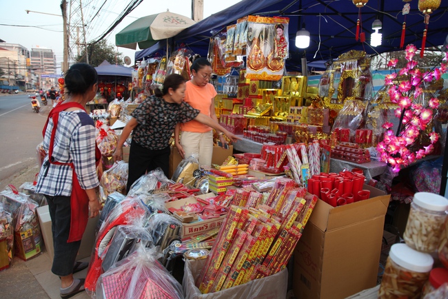 Cuối năm, đi chợ Tết Việt tại Lào - Ảnh 1.