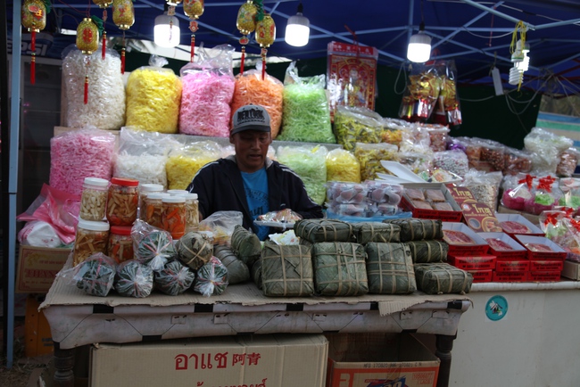 Cuối năm, đi chợ Tết Việt tại Lào - Ảnh 6.