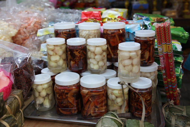 Cuối năm, đi chợ Tết Việt tại Lào - Ảnh 2.