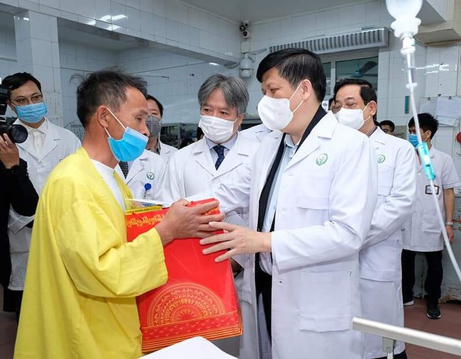 Bộ trưởng Nguyễn Thanh Long thăm, chúc tết, động viên y bác sĩ trực Tết và người bệnh tại hai viện lớn - Ảnh 1.