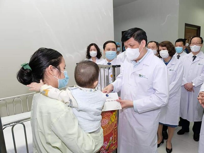 Bộ trưởng Nguyễn Thanh Long thăm, chúc tết, động viên y bác sĩ trực Tết và người bệnh tại hai viện lớn - Ảnh 3.