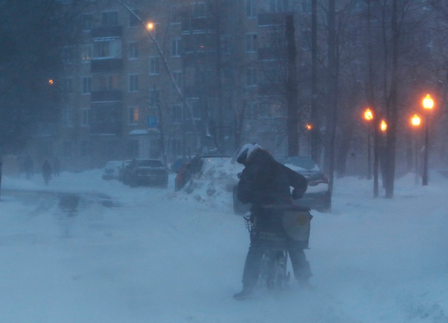 Nga: Bão tuyết mạnh kéo dài gây lượng tuyết rơi kỷ lục - Ảnh 1.