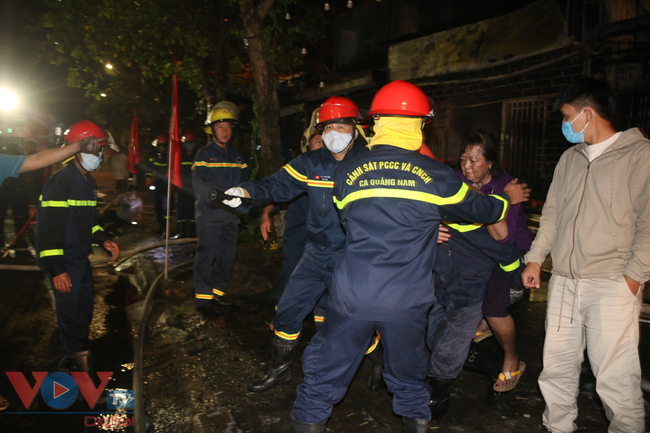 Sáng mùng 4 Tết, cháy nhà dân ở Quảng Nam, 6 người được cứu an toàn - Ảnh 4.