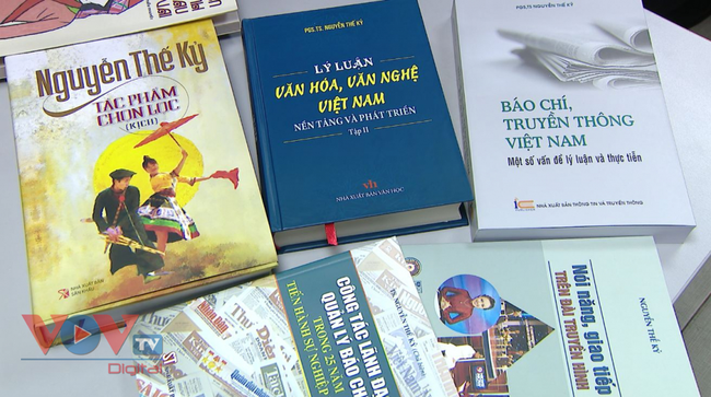 PGS.TS Nguyễn Thế Kỷ tặng sách cho Thư viện VOV - Ảnh 3.