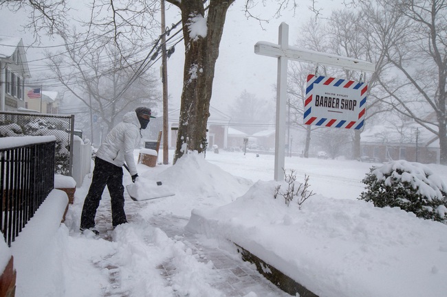 Muôn vẻ người dân Mỹ trong cơn bão tuyết cực mạnh đầu tháng 2 - Ảnh 16.