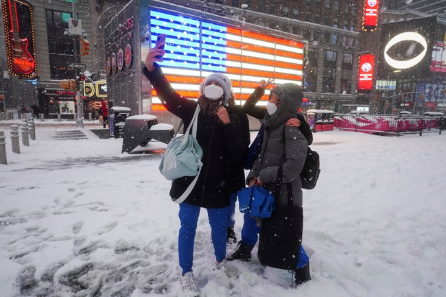 Muôn vẻ người dân Mỹ trong cơn bão tuyết cực mạnh đầu tháng 2 - Ảnh 7.